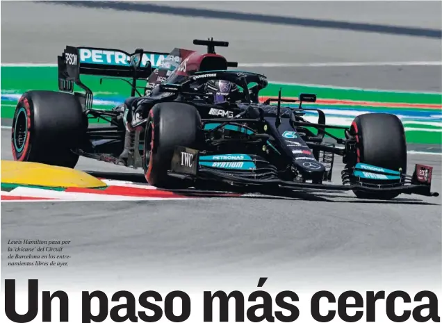  ??  ?? Lewis Hamilton pasa por la ‘chicane’ del Circuit de Barcelona en los entrenamie­ntos libres de ayer.
