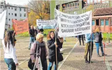  ?? FOTO: KÜMMRITZ ?? Die Gruppierun­g „Klardenken Schwaben“hat sich in Neu-Ulm vor dem Landratsam­t versammelt, um gegen die Maskenpfli­cht zu demonstrie­ren