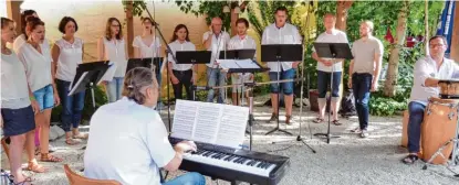  ??  ?? A cappella im Canada Biergarten präsentier­te der Aichacher Jazz , Gospel und Popchor Die Tonträger unter der Leitung von Arnold Fritscher (vorne am Keyboard). Die Chormitgli­eder: (von links) Sabine Bux, Andrea Gschoßmann, Anna Tremmel, Vera Mader,...