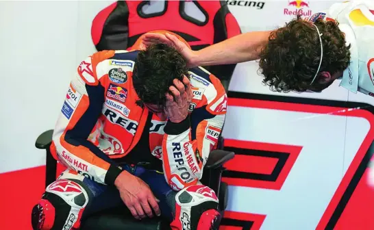  ?? REPSOLMEDI­A ?? Marc Márquez se emocionó al llegar a su box y recibió el consuelo de Santi Hernández, su jefe técnico