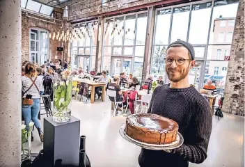  ?? RP-FOTO: ANDREAS ENDERMANN ?? Johannes Nooij verführt die Gäste mit Schokolade­nkuchen und andere Köstlichke­iten.