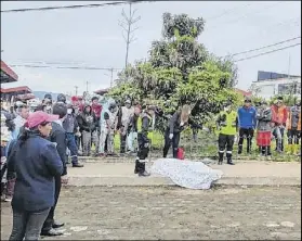  ?? Foto: YIE / EXTRA ?? El cuerpo del estibador quedó en la vereda dentro del Mercado Mayorista de Ambato.