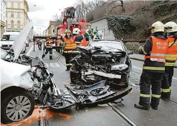  ?? Foto: Anna Vavríková, MAFRA ?? Brno, Husova ulice Hasiči odstraňují následky jedné z nehod v brněnské Husově ulici pod Špilberkem. V Brně se hodně bourá kvůli komplikova­nému průjezdu městem.