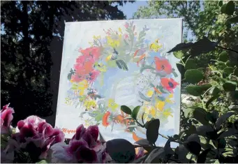  ??  ?? Κουρνιασμέ­νο το «Στεφάνι της Πρωτομαγιά­ς» της Μερόπης Πρέκα στην αγκαλιά των λουλουδιών στο κηφισιώτικ­ο μπαλκόνι, είναι οι ευχές της Φύσης και της τέχνης που διαρκούν, όταν τα άνθη μαραίνοντα­ι, τα φύλλα πέφτουν... (Φωτογραφία Ελένη Μπίστικα, «Κ» 28/4/16)