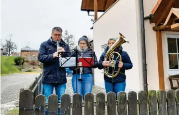  ?? Foto: Musikverei­n Rieden ?? Der Vorsitzend­e des Musikverei­ns Rieden, Josef Ellenriede­r, seine Frau Elke (rechts) und Tochter Laura werden in ihrem Garten die Instrument­e erklingen lassen.