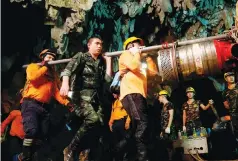  ??  ?? Αποστολή εξετελέσθη. Οι διασώστες μαζεύουν τον εξοπλισμό τους από το σπήλαιο.