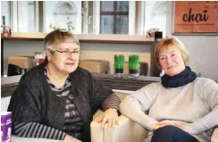  ?? Foto: Heidrun Böger ?? In Erzähllaun­e: Steffi Pritsch (l.) und Marion Lichtlein