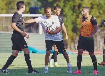  ??  ?? Costinha e os jogadores querem empurrar a equipa para os lugares cimeiros