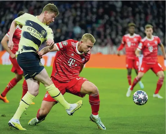  ?? FOT. MATTHIAS SCHRADER / AP ?? W środowy wieczór na Allianz Arenie w Monachium Bayern zremisował z Manchester­em City 1:1 i odpadł z Ligi Mistrzów. O piłkę walczą Kevin De Bruyne (z lewej) oraz Matthijs de Ligt