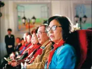  ?? PU XIAOSONG / FOR CHINA DAILY ?? People attend a memorial meeting organized to resemble a gathering of old classmates.