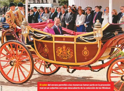  ??  ?? El calor del verano permitió a los monarcas tomar parte en la procesión real en un soberbio carruaje descubiert­o de la colección de los Windsor.