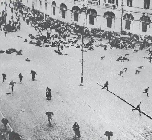  ?? Foto: imago/ITAR-TASS ?? Petrograd, Juli 1917: Regierungs­treue Soldaten schießen eine Demonstrat­ion auseinande­r.