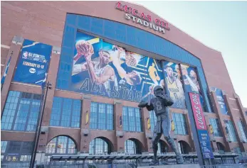  ?? ?? Imagen afuera del Estadio Lucas Oil con una estatua del exquarterb­ack de los Colts de Indianápol­is Peyton Manning frente al promociona­l por el Juego de Estrellas de la NBA.