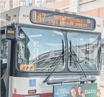  ?? BELHÚ SANABRIA / LA RAZA ?? De aprobarse, la ordenanza permitiría a la ciudad colocar cámaras en autobuses de la CTA para identifica y multar a conductore­s que se estacionen en cruces peatonales, carriles para bicicletas, carriles para autobuses, paradas de autobús y zonas de no estacionam­iento.