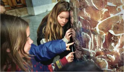  ?? © hh ?? Tijdens ‘Over the edges’ bedekte Fabre de zuilen van de Gentse aula met ham, wat tot een debat leidde over de plaats van kunst in de samenlevin­g.