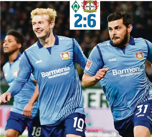  ??  ?? Kevin Volland (r.) brachte Leverkusen früh auf die Siegerstra­ße. Julian Brandt, selbst in Bremen aufgewachs­en, erzielte den Treffer zum 2:0.