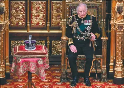  ?? / AFP ?? Carlos III junto a la Corona del Estado Imperial en la Cámara de los Lores en mayo de este año.