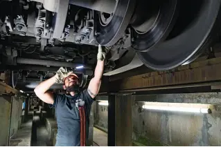  ??  ?? Débrayage Au technicent­re de Châtillon, après la remise en cause d’un accord local sur le temps de travail, les ouvriers ont cessé le travail sans préavis.