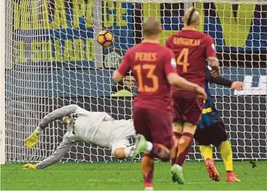  ?? EPA PIC ?? Roma’s Radja Nainggolan (right) scores during their Serie A match against Inter last Sunday . Roma won 3-1.