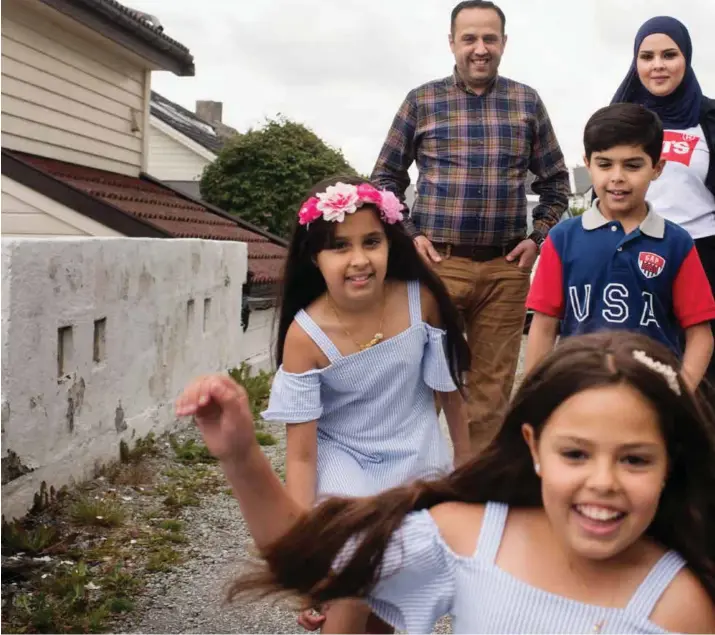  ?? MARIE VON KROGH ?? Med norsk statsborge­rskap har barna Reaqea (10, foran) og tvillingen­e Rawan og Hassan (8) fått den aller viktigste arven foreldrene kunne gi dem, mener Sara Atya og Mohammed Abdelredha Naima.