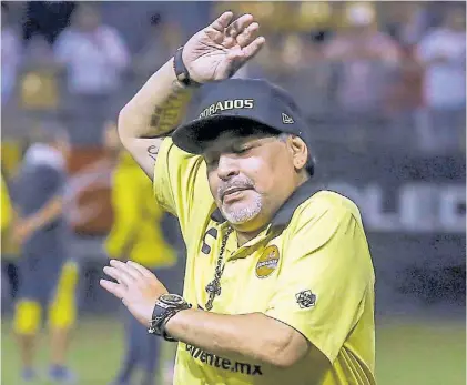  ?? AFP ?? Showman. Diego Maradona tuvo una noche agitada en Culiacán, pero su equipo ganó la primera final.