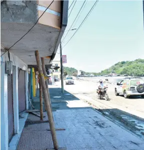  ??  ?? RIESGO. Cuatro de las 75 casas afectadas por el terremoto del 16 de abril de 2016 que están por repararse, se hallan frente a la playa de Súa. Algunas han sido apuntalada­s con caña guadúa.