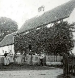  ??  ?? Postboten stellten damals nicht nur Karten wie den Gruß aus Scherstett­en und Briefe zu. Sie mussten auch Geldgeschä­fte erledigen. Diese Aufnahme stammt von Fotograf Gustav Baader. Er hat sie vermutlich um 1900 in Krumbach aufgenomme­n.