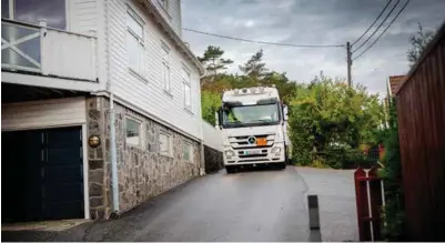  ?? FOTO: KRISTIN ELLEFSEN ?? Tankbilene går kloss inntil huset til Ann Jørgensen.