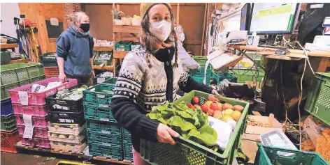  ?? RP-FOTOS (3): ACHIM BLAZY ?? Am Hof zur Hellen in Neviges werden Biokisten zum Ausliefern und Abholen gepackt.