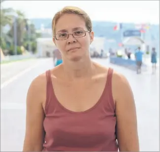  ?? (Photo Ludivine Tessier) ?? Sonia Caléo-Darwiche ressent le besoin de venir sur la promenade des Anglais pour « retrouver » sa mère Jocelyne, sa soeur Odile et son beau-frère Mathias, fauchés le  juillet .