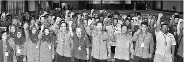  ??  ?? Julaihi (fourth right) with Ali on his right, Awang Bemee (sixth right) and Awang Bujang (third right) and the delegates in a photo call.