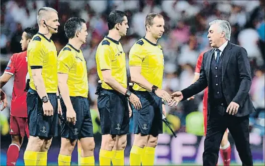  ?? JAVIER SORIANO / AFP ?? El entrenador del Bayern Carlo Ancelotti se dirigió hacia el equipo arbitral al final del partido, el martes en el Bernabeu