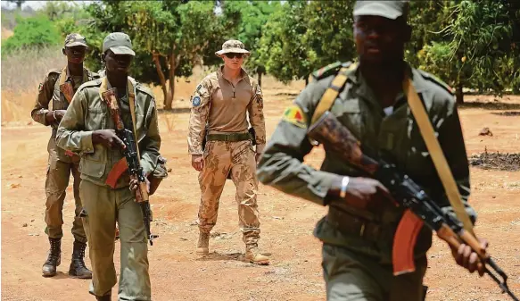  ?? Foto: ČTK ?? Výcvikový tábor v Kati Češi v Mali chrání velitelstv­í a školí místní vojáky pod hlavičkou EU.