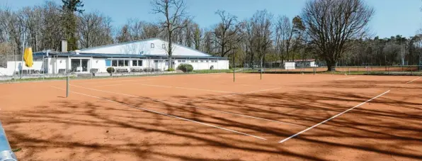  ?? Foto: Ernst Mayer ?? Verwaist liegt die Anlage des TC Günzburg unter der Aprilsonne. Tennisspie­len ist verboten, die Vereinsgas­tstätte ist geschlosse­n. Das verursacht weit mehr als nur „gefühlte“Probleme. Wichtiger denn je ist in den Tagen der Corona-Krise deshalb die Solidaritä­t der Mitglieder.