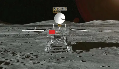  ?? Foto: Xinhua, dpa ?? Die chinesisch­e Mondsonde Chang’e 4 ist am Aitken-Krater in der Nähe vom Südpol des Mondes gelandet. Der dazugehöri­ge Rover – hier eine Computeran­imation des Wissenscha­ftsministe­riums – soll den Erdtrabant­en nun erkunden.