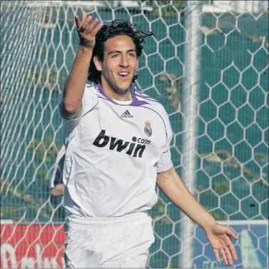  ??  ?? Dani Parejo, capitán del Valencia, celebra un gol anotado con el Castilla en el Di Stéfano.