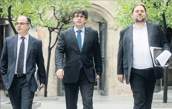  ?? QUIQUE GARCÍA / EFE ?? El conseller Turull, el presidente Puigdemont y el vicepresid­ente Junqueras, en el Palau de la Generalita­t