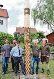  ?? Foto: M. Angele ?? Herbert Schalk (Dritter von links) bedankte sich bei Maibaum Spender Herbert Hartmann (Zweiter von rechts).