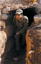  ?? PHOTO AFP ?? Un rebelle monte la garde dans une tranchée près de la ligne de front.