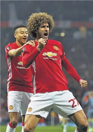  ??  ?? El jugador del Manchester United Marouane Fellaini celebra el gol anotado ayer.