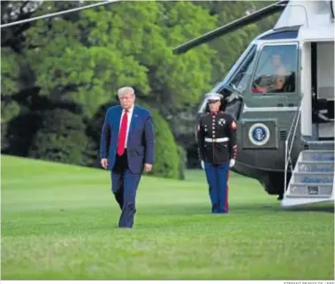  ?? STEFANI REYNOLDS / EFE ?? El presidente Donald Trump, a su regreso a la Casa Blanca el sábado.
