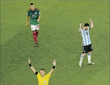  ?? FOTO: AP ?? Messi alza los brazos con el pitido final
El ‘10’ de la albicelest­e se sacó de la chistera un disparo brutal para rescatar a su equipo