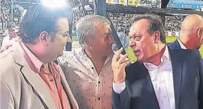  ?? (LA VOZ) ?? Para la foto. El ministro Santos fue a la apertura del festival. Estuvo con Héctor Baldassi y Gustavo Brandán.