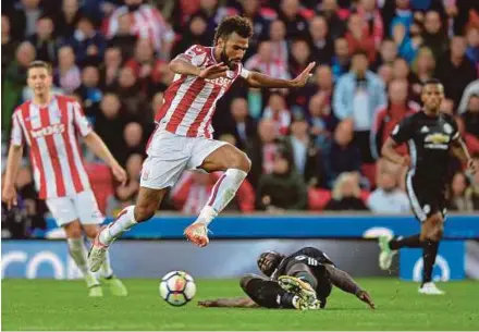  ?? REUTERS PIC ?? Stoke City’s Eric Maxim Choupo-Moting evades a tackle by Manchester United’s Romelu Lukaku in the Premier League at the Bet365 Stadium in Stoke-on-Trent on Saturday.