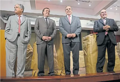  ?? PEPE MATEOS ?? En el poder. Julio de Vido y José López con los gobernador­es Alberto Weretilnec­k y Jorge Sapag.