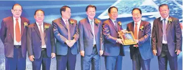  ??  ?? Wong (second right) presents an appreciati­on award to UCA Sibu honourary president Lau, witnessed by Kong (right) and others.