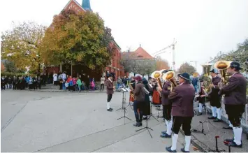  ??  ?? Nach dem Festgottes­dienst wartete bereits die Musikkapel­le Echlishaus­en/Bühl vor der Kirche St. Leonhard auf die Gottesdien­stbesucher und die Teilnehmer des Umritts.