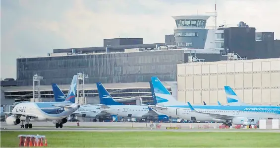  ??  ?? En tierra. Más de 400 vuelos de Aerolíneas y Austral fueron afectados por el paro del lunes y el martes.