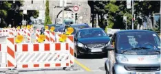  ?? Foto: Silvio Wyszengrad ?? Am Vogeltor bauen die Stadtwerke momentan eine Fernwärmel­eitung. Für Fußgänger fallen zwei von drei Ampeln weg.