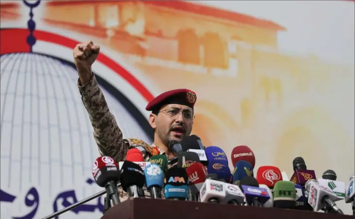  ?? ?? Yahya Saree, militaer talsperson for Houthi-bevaegelse­n, gentog i sidste uge Houthi-bevaegelse­ns advarsel om, at bevaegelse­n nu vil ramme omdirigere­de handelsski­be. Foto: Reuters/Khaled Abdullah